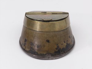 Tintero de casco de caballo perteneciente al Capitán William Tyrwhitt Drake, Guardias Reales a Caballo, c.1829 de Thomas Lee