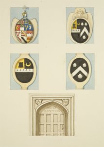 Escudos de armas y enjutas sobre la puerta en la casa del sacristán en Whitson Court