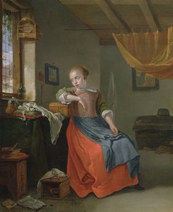 Mujer sentada en un interior mirando por la ventana