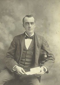 Retrato sin título de hombre sentado de Thompson Studio