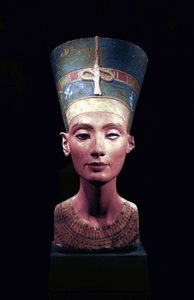 Busto de Nefertiti (c1370- c1330 a.C.) Gran Esposa Real (consorte principal) del faraón egipcio Akhenatón. Nefertiti y su esposo fueron conocidos por una revolución religiosa. Comenzaron a adorar a un solo dios, Atón, el disco solar de Thutmose Thutmose