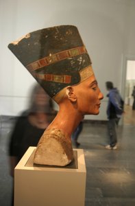 Busto de Nefertiti (c1370- c1330 a.C.) Gran Esposa Real (consorte principal) del faraón egipcio Akenatón. Nefertiti y su esposo fueron conocidos por una revolución religiosa. Comenzaron a adorar a un solo dios, Atón, el disco solar. de Thutmose Thutmose