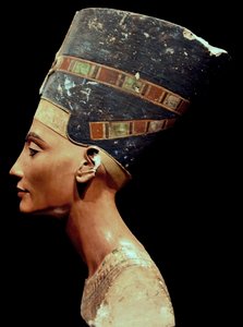 Busto de Nefertiti (derecha) de Thutmose Thutmose
