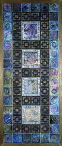 Panel de azulejos de vidrio Favrile, moldeado con flores y diseños geométricos, siglo XX