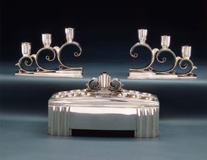 Centro de exposición de Tiffany & Co. y dos candelabros de tres luces, hechos para la Feria Mundial de 1939, c.1939 de Tiffany and Company