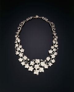 Un collar antiguo de hiedra con diamantes de Tiffany and Company