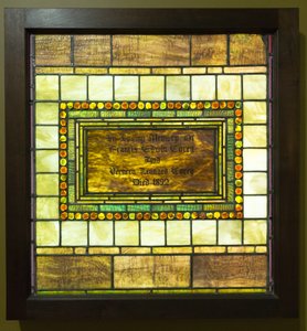 Lirios (Ventana conmemorativa de Corey)