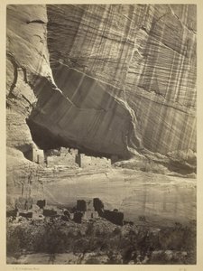 Ruinas antiguas en el Cañón de Chelly, N.M., en un nicho 50 pies sobre el lecho actual del cañón, 1873 de Timothy OSullivan