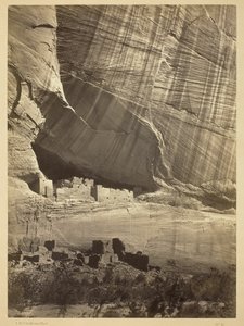 Ruinas antiguas en el Cañón de Chelle, N.M. En un nicho a 50 pies sobre el lecho actual del Cañón. de Timothy O