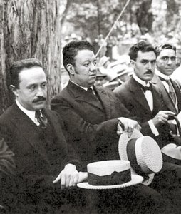 José Vasconcelos y Diego Rivera durante un evento al aire libre en el Parque Chapultepec, Ciudad de México, 1921 de Tina Modotti