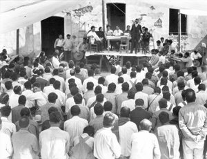 Reunión de los Campesinos: En la Mesa Xavier Guerrero y Julio Antonio Mella, Jalapa, México, 1927 de Tina Modotti