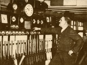Registro de la señal horaria diaria en la estación de Liverpool Street, Ferrocarril del Noreste de Londres, 1930 de Topical Press Agency