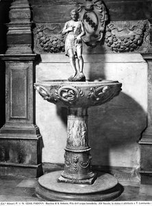 Pila de agua bendita coronada por una estatuilla de Juan el Bautista, Basílica de S. Antonio, Padua de Tullio Lombardo