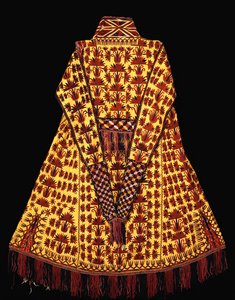 Una túnica ceremonial de mujer casada de seda amarilla con columnas de tulipanes y claveles estilizados de Turkish School