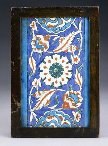 Un azulejo de borde de Iznik, con una flor central entre palmeta enrollada y vid frondosa, c.1570