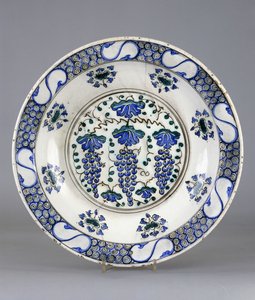 Plato de cerámica de Iznik, con un medallón central que representa tres racimos de uvas y hojas de vid, c.1570 de Turkish School