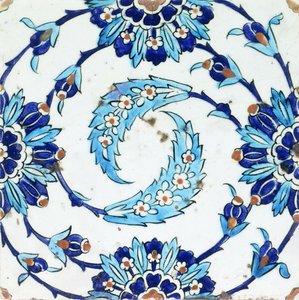 Un azulejo de cerámica de Iznik, con un motivo floral en espiral, principios del siglo XVII
