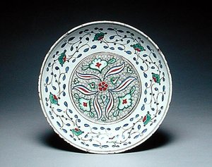 Plato decorado con flores estilizadas, Isnik, finales del siglo XVI (loza) de Turkish School