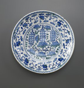 Plato con diseño de uvas, Iznik, dinastía Otomana