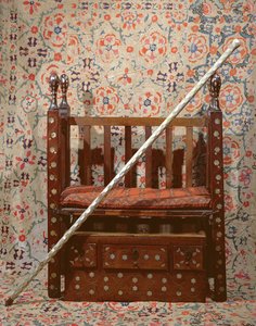 El bastón y el trono de Kapidgi Bachi (madera, textil y nácar)