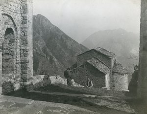 Abadía de San Pietro al Monte, Civate, Lombardía, Italia, fotografía de Ugo Monneret de Villard, hacia 1910. de Ugo Monneret de Villard