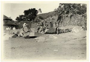 El arqueólogo Ugo Monneret de Villard con unos soldados italianos sentados sobre una estela rota, Axum, Etiopía, fotografía de Ugo Monneret de Villard.