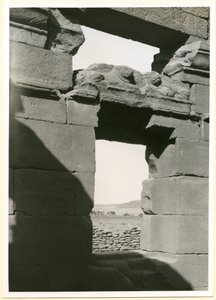 Arquitrabe en templo, Naqa, Sudán, fotografía de Ugo Monneret de Villard