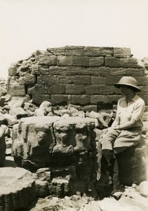 Base de columna decorada con figuras divinas, Gran Recinto, Musawwarat es Sufra, Sudán, fotografía de Ugo Monneret de Villard. de Ugo Monneret de Villard