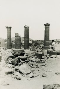 Columnas y ruinas del templo del Gran Recinto, Musawwarat es Sufra, Sudán, fotografía de Ugo Monneret de Villard de Ugo Monneret de Villard