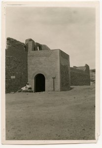 Puerta oriental y torre del monasterio de San Simeón, Asuán, Egipto, fotografía de Ugo Monneret de Villard.