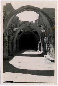 Galería 94 orientada al sur, Monasterio de San Simeón, Asuán, Egipto, fotografía de Ugo Monneret de Villard.
