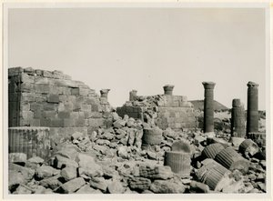 Gran Recinto, vista de los muros y columnas del Gran Templo, Musawwarat es Sufra, Sudán, fotografía de Ugo Monneret de Villard. de Ugo Monneret de Villard
