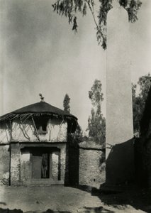 Casa junto a una estela, Axum, Etiopía, fotografía de Ugo Monneret de Villard de Ugo Monneret de Villard