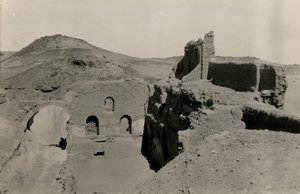Gran torre del homenaje (qasr) del monasterio de San Simeón, vista del pasadizo antes de su excavación, Asuán, Egipto, fotografía de Ugo Monneret de Villard. de Ugo Monneret de Villard