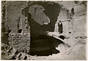Gran torre del homenaje (qasr) del monasterio de Asuán (Egipto), fotografía de Ugo Monneret de Villard. de Ugo Monneret de Villard