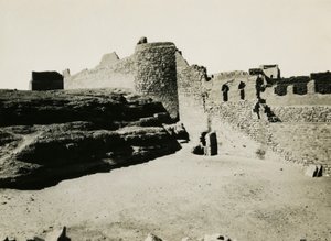 Monasterio de San Simeón, visto desde el sureste, Asuán, Egipto, fotografía de Ugo Monneret de Villard de Ugo Monneret de Villard