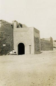 Monasterio de San Simeón, vista de la puerta y la torre oriental, Asuán, Egipto, fotografía de Ugo Monneret de Villard de Ugo Monneret de Villard
