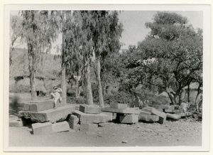 Restos de plataformas de piedra, también conocidas como Tronos del Rey, Axum, Etiopía, fotografía de Ugo Monneret de Villard. de Ugo Monneret de Villard