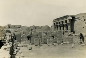 Ruinas de una iglesia copta cerca del templo de Hathor, Dendera, Egipto, fotografía de Ugo Monneret de Villard de Ugo Monneret de Villard
