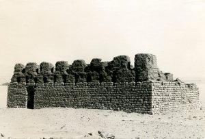 Ruinas de una iglesia cerca del río Nilo, Adendan, Egipto, fotografía de Ugo Monneret de Villard