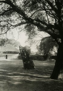 Estela en Axum, Etiopía, fotografía de Ugo Monneret de Villard, hacia 1937. de Ugo Monneret de Villard