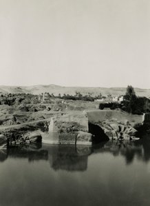 Ruinas del templo de la isla Elefantina, con el baño de Cleopatra en primer plano, Asuán, Egipto, fotografía de Ugo Monneret de Villard. de Ugo Monneret de Villard