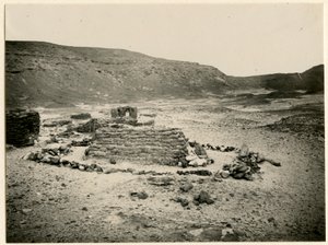Tumba en la necrópolis meridional de Qasr Ibrim (Egipto), fotografía de Ugo Monneret de Villard. de Ugo Monneret de Villard