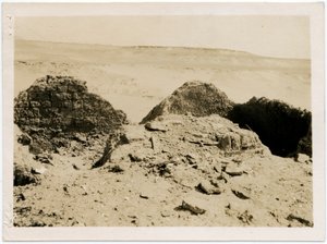 Tumbas en la necrópolis, Monasterio de San Simeón, Asuán, Egipto, fotografía de Ugo Monneret de Villard
