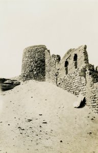 Torre del Monasterio de San Simeón, Asuán, Egipto, fotografía de Ugo Monneret de Villard de Ugo Monneret de Villard