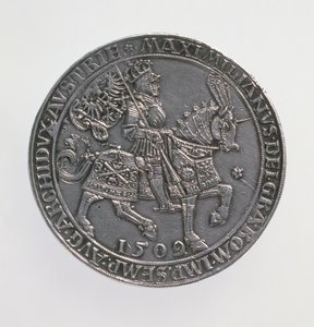 Kronungsdoppelguildiner (doble-guildener) del Emperador Maximiliano I (1493-1519), Casa de Moneda de Amberes, reemisión de una moneda de 1509, 1517 (anverso)