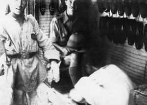 Un oficial británico en una zapatería, Bagdad, Mesopotamia, Primera Guerra Mundial, 1918 de Unbekannt