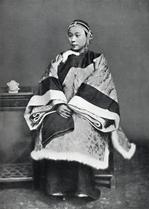 Una dama china de alto rango con traje completo, 1902