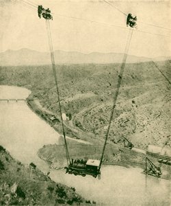 Un motor de contratista siendo balanceado a través de un cañón, Río Grande, Nuevo México, 1930 de Unbekannt