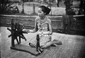 Una niña dayak en su rueca